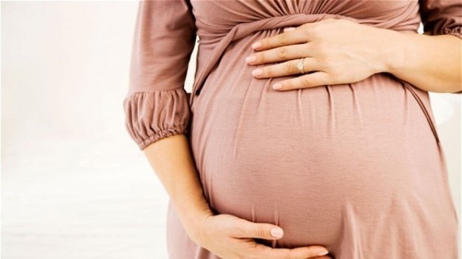 مفكر تركي: على النساء الحوامل التزام البيوت لأن بطونهن 
