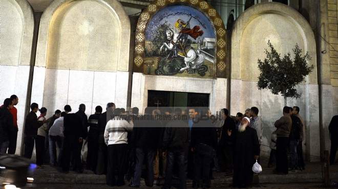  أهالي كوم إمبو بأسوان يتجمهرون أمام كنيسة مارجرجس بعد أنباء اختفاء مسلمة داخلها