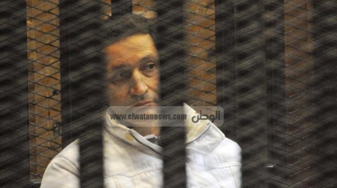 علاء مبارك يبكي بعد ذكر والده 