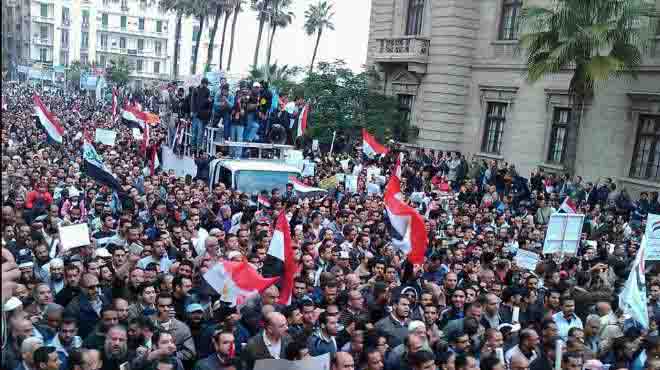 سكاي نيوز: اصابة 10 متظاهرين في مواجهات بين انصار ومعارضي مرسي بالاسكندرية