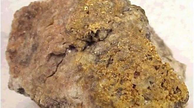  أسترالي هاوٍ يعثر على كتلة ذهب خام وزنها خمسة كيلوجرامات ونصف الجرام 