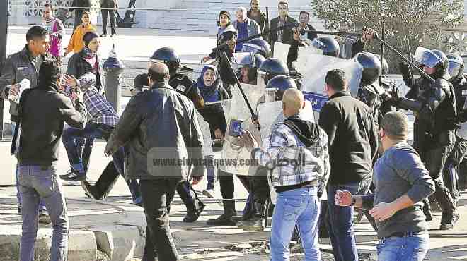 اشتباكات عنيفة بين أسر الشهداء والأمن خلال جلسة «قتل المتظاهرين» بالإسكندرية