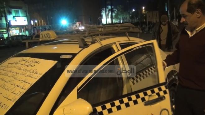 بالفيديو| سائق تاكسي يهدد بحرق سيارته في 25 يناير بسبب الضرائب