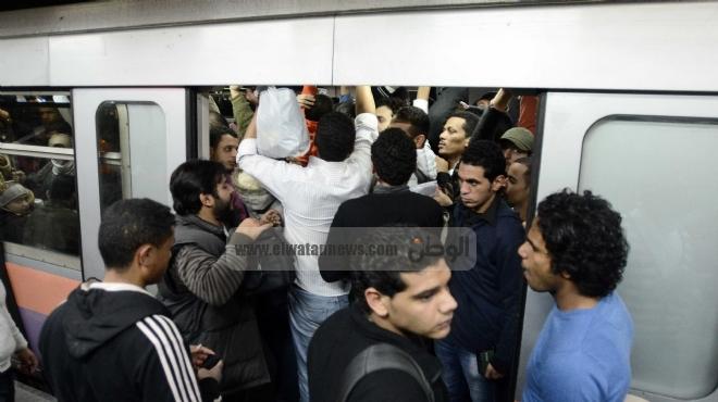 تكدس وزحام في المترو لقطع المتظاهرين القضبان في محطة جمال عبدالناصر