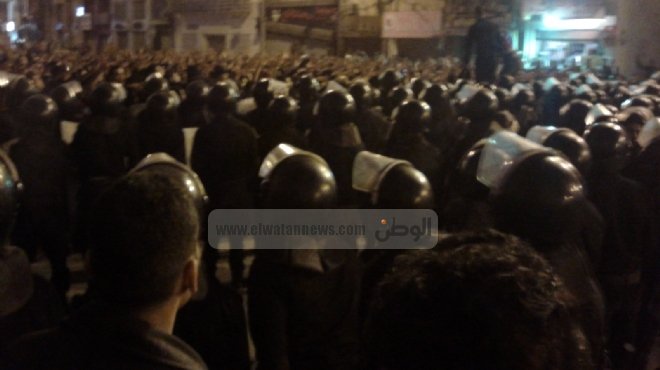  مناوشات بمحيط ديوان كفر الشيخ والأمن يطلق أعيرة نارية لتفريق المتظاهرين
