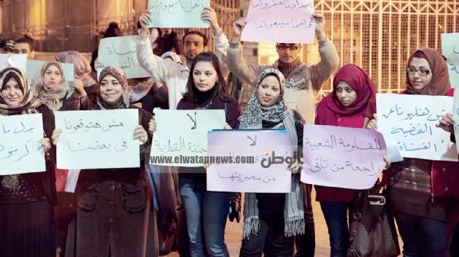 سلسلة بشرية فى بورسعيد ضد بيع قناة السويس