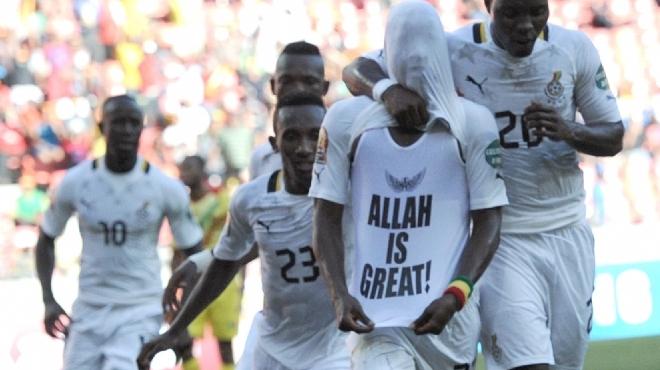  لاعب غانا المسلم يحتفل بعبارة 
