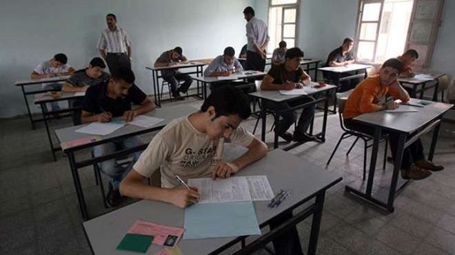  إيقاف مراقبين بامتحانات الثانوية في السويس لاتهامهما بتسريب الامتحان 