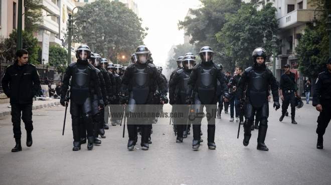  تكثيف أمني في محيط مديرية أمن الفيوم بعد تجدد الاشتباكات بين متظاهرين و
