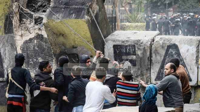  متظاهرو التحرير يتجهون لهدم جدار 