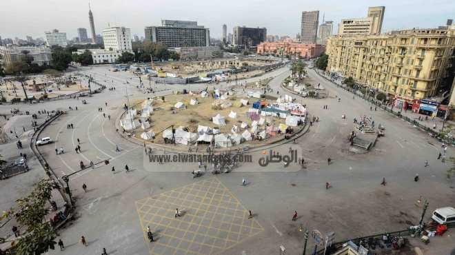 متظاهرو التحرير يشيدون منصة جديدة عند شارع محمد محمود ويوزعون 