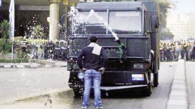 شاب «المدرعة»: نظام مبارك لم يسقط