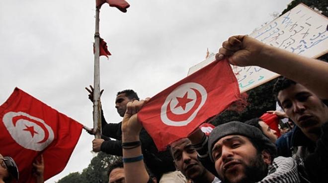  أهالي شهداء الثورة التونسية يحتجون على إيقاف التنفيذ في قضية قتل المتظاهرين 
