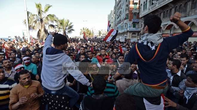  العشرات يتجمعون أمام القائد إبراهيم لإحياء ذكرى جمعة الغضب