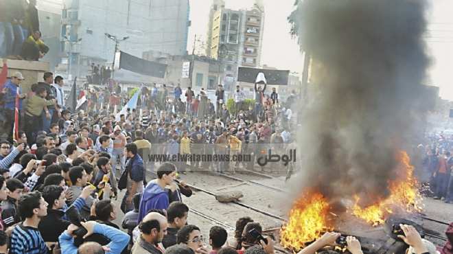  متظاهرو كفر الزيات يضرمون النار في الإطارات أمام مركز الشرطة 