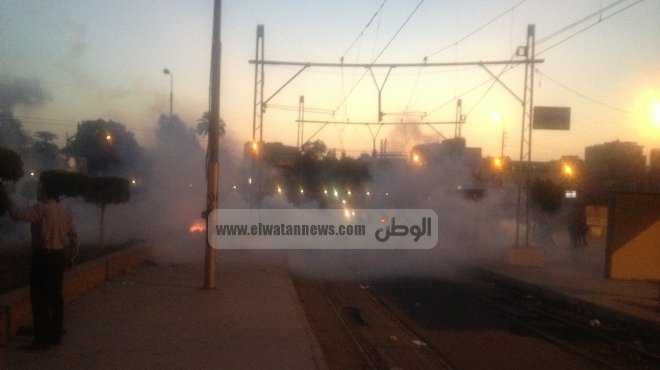 الشرطة تطلق الغاز المسيل للدموع لفك حصار قسم دار السلام بسوهاج