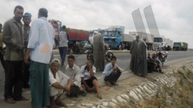 سكان قرى شباب الخريجين يقطعون الطريق الدولي لإنقاذ زراعاتهم من العطش