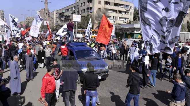  المئات في شارع شبرا استعدادا للانطلاق إلى التحرير في فعاليات 