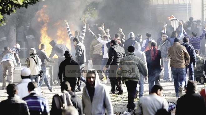  الأمن يطلق قنابل الغاز لتفريق المتظاهرين بمنطقة سان ستيفانو في الإسكندرية 