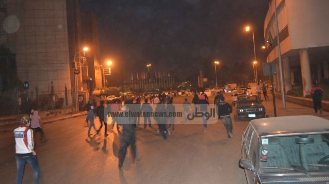 متظاهرون يقطعون الطريق أمام ديوان محافظة الدقهلية