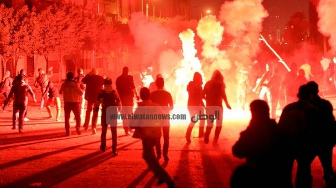ملثمون يشعلون النيران في إطارات الكاوتشوك أمام فندق سميراميس