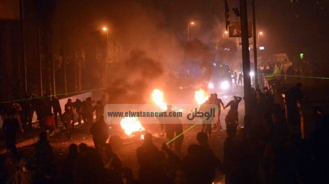 قوات الشرطة تغلق شارع التحرير وتمنع السيارات من صعود كوبري قصر النيل
