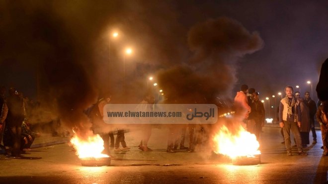 الإخوان يشعلون إطارات السيارات بطريق 