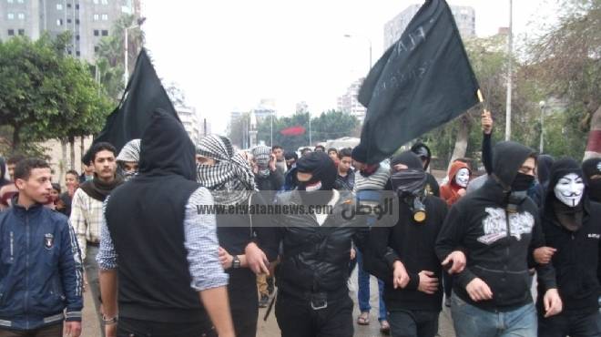 «بلاك بلوك» الإسكندرية.. «خط الدفاع» عن المتظاهرين