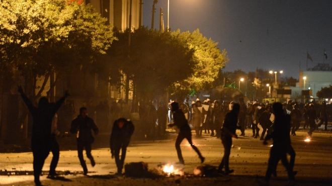  تجدد الاشتباكات بين المتظاهرين وقوات الأمن أمام مركز شرطة كفر الزيات بالغربية