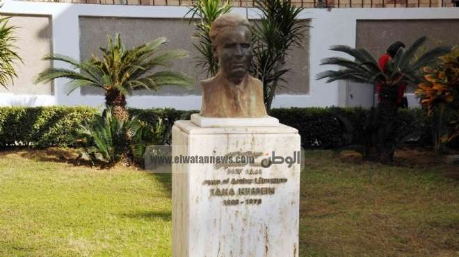 نادي الأدب بالمنيا يستنكر اختفاء رأس تمثال طه حسين