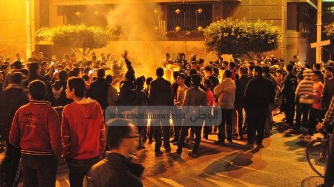 متظاهرو المنصورة يقطعون شارع الجيش.. وتشديد أمني حول مقار 