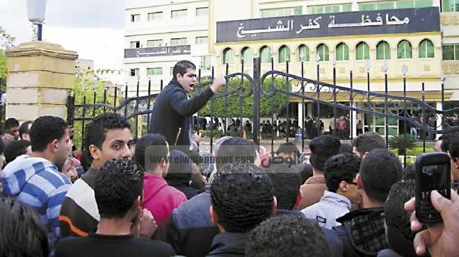  توقف المصالح الحكومية بكفر الشيخ بعد محاصرة مبنى المحافظة.. والشرطة تنضم للمتظاهرين 
