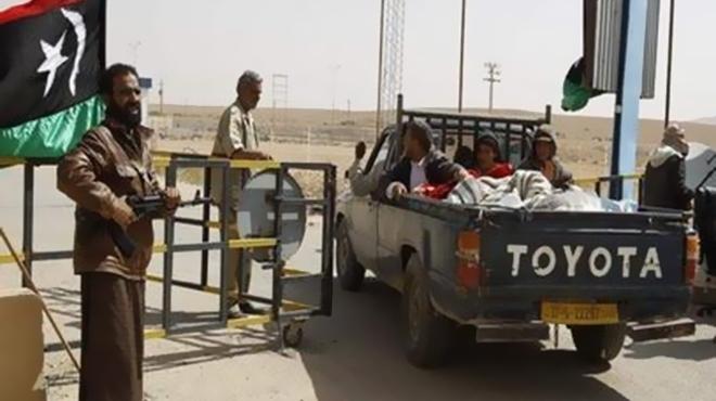  تكدس السيارات لعدم سيطرة السلطات الليبية على حركة السفر بمنفذ مساعد