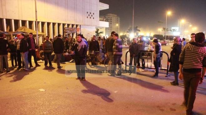 بالصور| العشرات يقطعون شارع الجيش بالمنصورة ويعلنون الاعتصام حتى جمعة الرحيل
