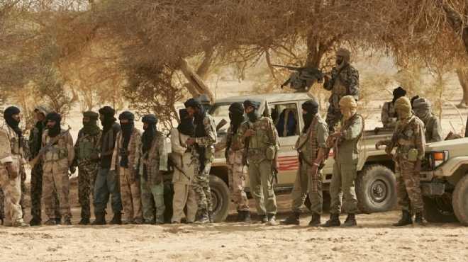 الجزائر يساعد جيش مالي في إعادة بناء قواعده على الحدود المشتركة