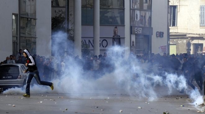  الشرطة التونسية تطلق قنابل الغاز لتفريق متظاهرين أمام وزارة الداخلية 