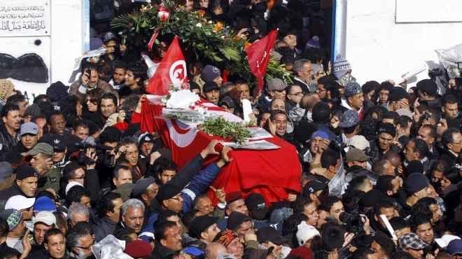  بالصور| غاز مسيل للدموع في جنازة بلعيد ومناوشات مع الشرطة في العاصمة تونس 