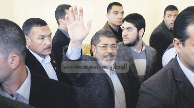 مُعلمون يستقبلون مرسي بوقفة احتجاجية أثناء احتفاله بيوم 