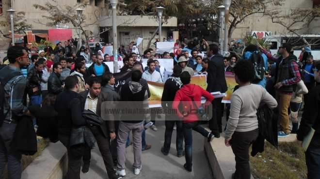  وقفة احتجاجية لطلاب قسم علم النفس بحلوان للمطالبة بإقالة أستاذ مساعد بالقسم