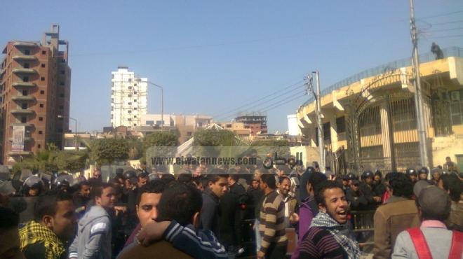  احتجاز متظاهرين على خلفية الاشتباكات مع الشرطة أمام منزل مرسي بالشرقية 