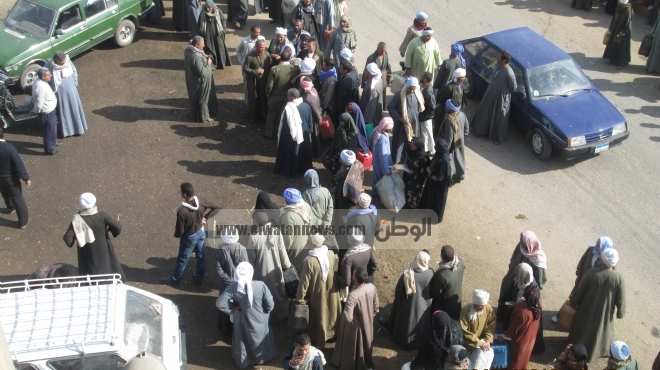  السائقون يقطعون طريق صفية زغلول بالإسكندرية احتجاجا على أزمة البنزين 
