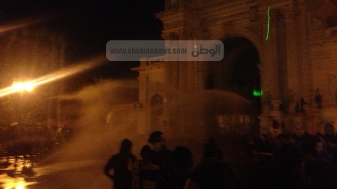  استمرار الكر والفر بين المتظاهرين وقوات الأمن أمام قصر القبة