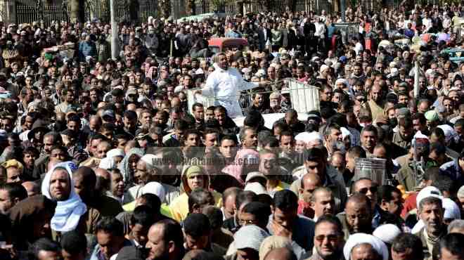  تجمع المتظاهرين في ميدان طلعت حرب استعدادا للتوجه إلى مديرية الأمن