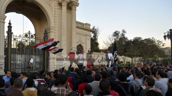  متظاهرو قصر القبة يستقبلون أنباء تحديد إقامة مرسي بالزغاريد والطبول 