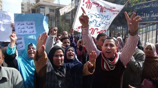 وقفة احتجاجية لأهالي أبو زعبل أمام محكمة بنها اعتراضا على إخلاء سبيل متهم في حادث قتل