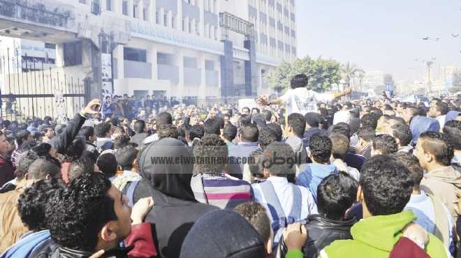 احتشاد العشرات أمام ديوان محافظة بورسعيد استعدادا لمسيرة مصانع المنطقة الحرة