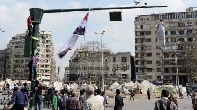  مشادات كلامية بين قائدي السيارات والمعتصمين بعد سيطرتهم على ميدان التحرير