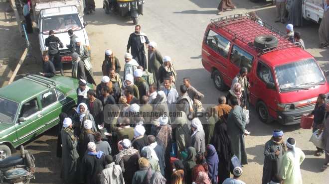 سائقو الأجرة يقطعون طريق «أسوان - القاهرة» الزراعى بسبب اختفاء السولار