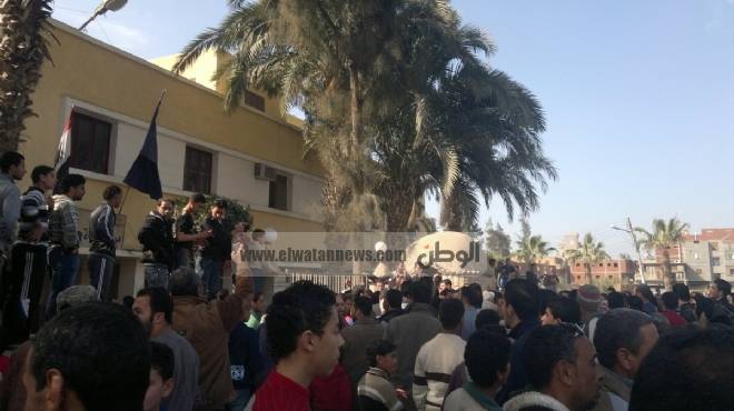 بالصور| متظاهرون يرشقون مركز شرطة منية النصر بالدقهلية بالطوب ويحطمون سيارت الأمن