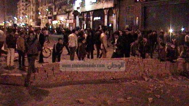  بالصور| متظاهرو الدقهلية يغلقون شارع الجيش بالمنصورة ببناء سور من الطوب الأحمر